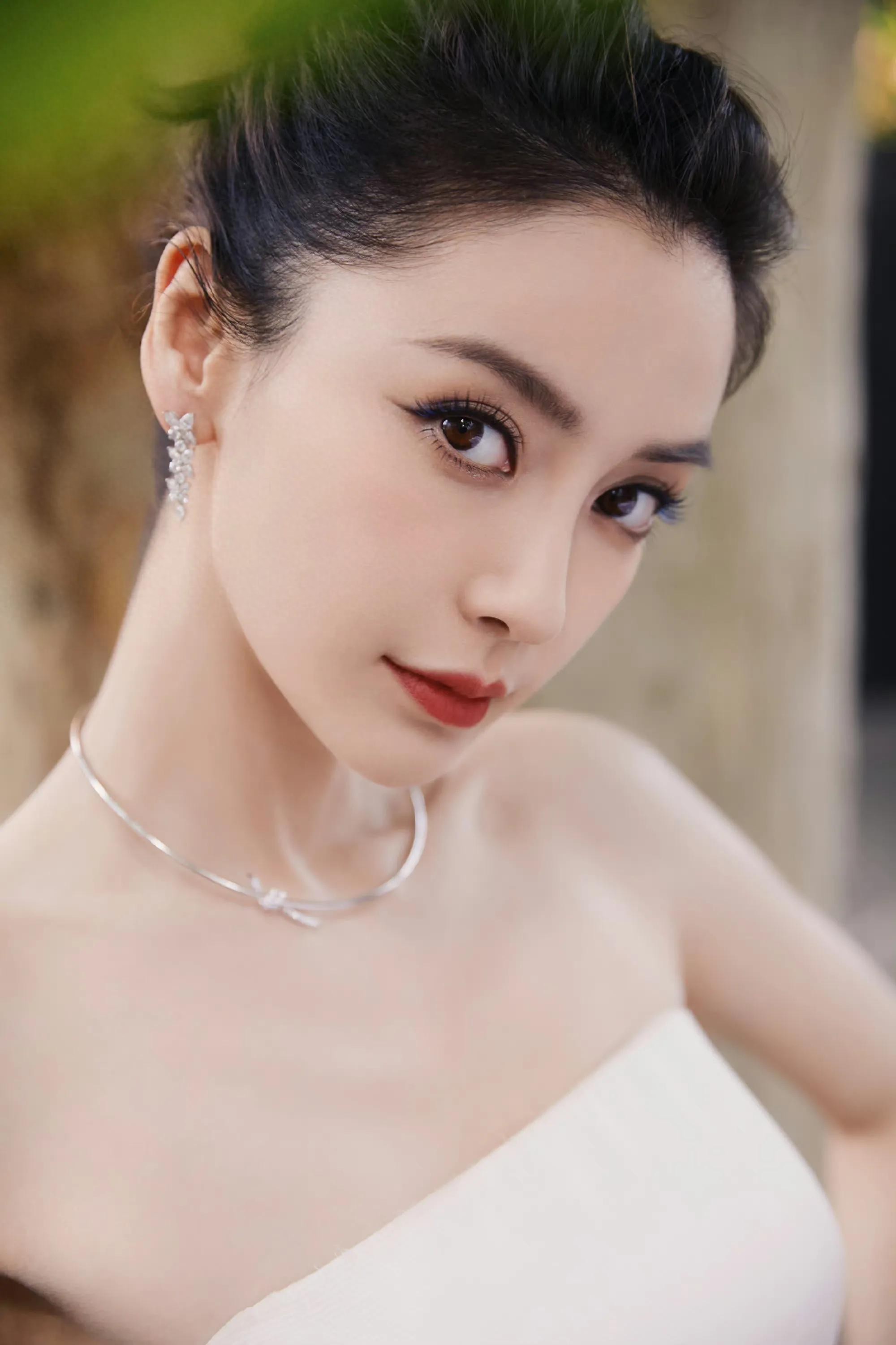 杨颖时尚造型合集：艳丽迷人、优雅唯美
