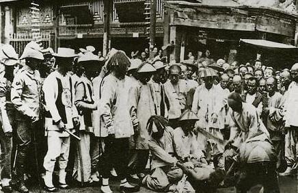 1855年，京城，小刀会一名女将被凌迟处死，她被五花大绑地捆在木桩上，衣服被扒光