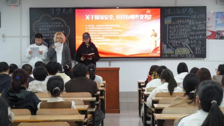 文学院开展“守望成长，法治护航”主题班会