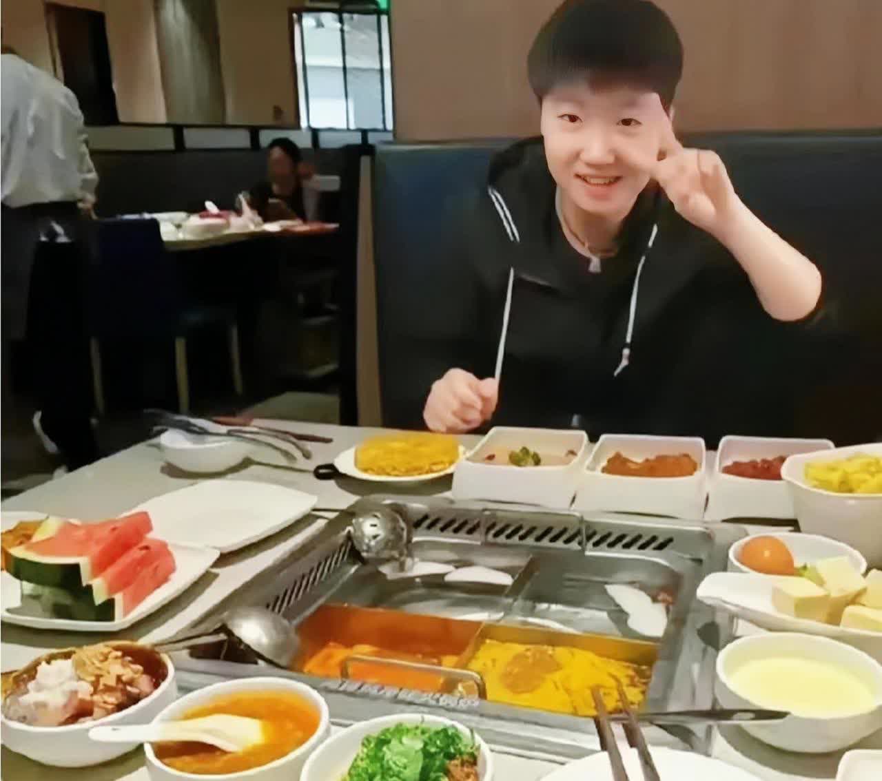 莎莎以为藏得够深！
没想到一双筷子出卖了她

  看照片里对面摆筷子的位置