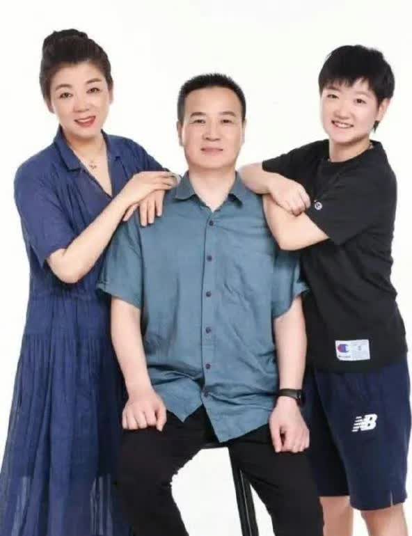 孙颖莎全家福照，一家三人轮流在C位，好温馨幸福的画面，妈妈颜值高与孙颖莎好似亲姐