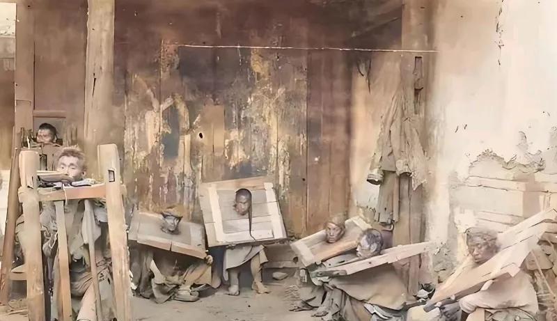 这才是叫着穿的破烂不堪、凄苦悲惨啊。1890年清朝时期犯人，在押解途中暂作休息时