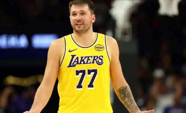 湖人会交易字母哥
32年首轮跟爵士换回来自己的27年首轮和随便一个29年首轮，爵