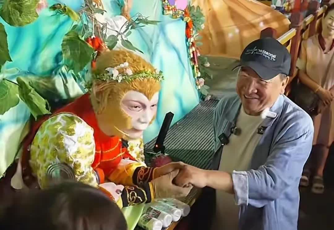 6月24日，74岁的姜昆与67岁的巩汉林夫妇到动植物公园放松，偶遇网红“雪饼猴”