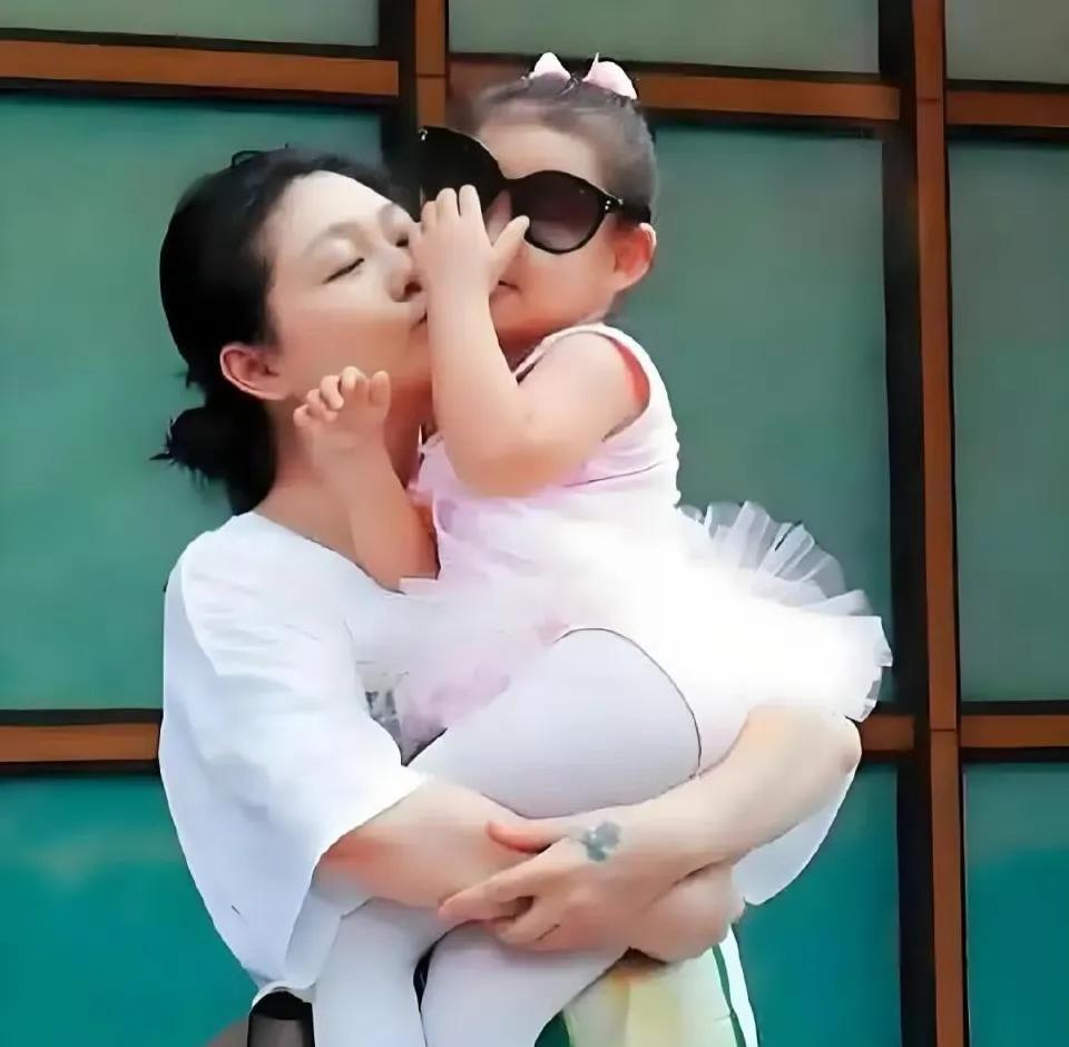 女儿在妈妈的怀抱里最安全，最开心幸福。
有首歌的歌词说的好:“有妈的孩子像块宝，