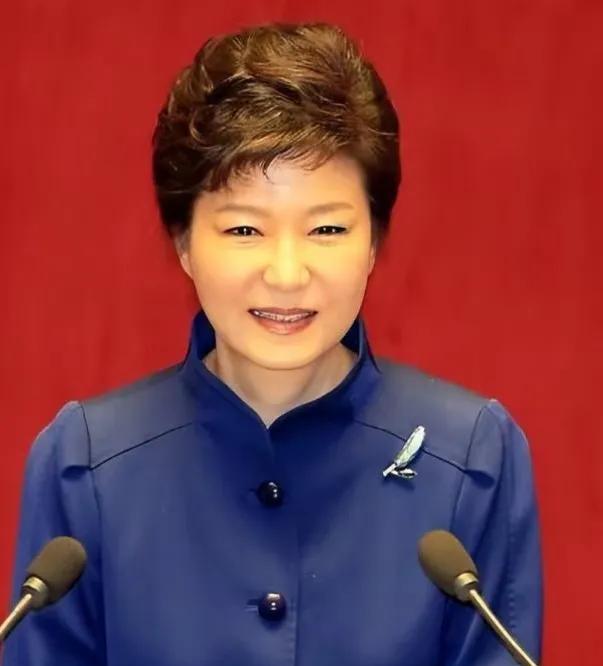 朴瑾惠都七十多岁了，
出来了不好好安度晚年，竟然还在折腾！
原本还觉得她脑子很好