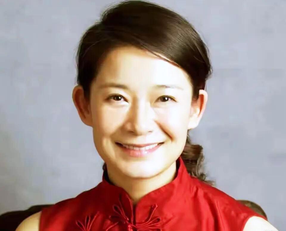 从歌者到演员：师悦玲的破茧之路
谁曾想到，荧幕上的实力派演员师悦玲，最初的梦想竟