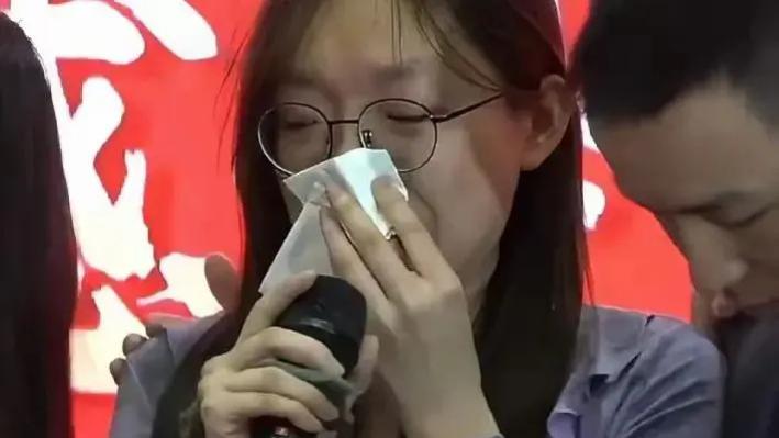 谢浩男首谈养父母，谢爸秒变脸！大妹泪崩谈家产分配，现场太感人