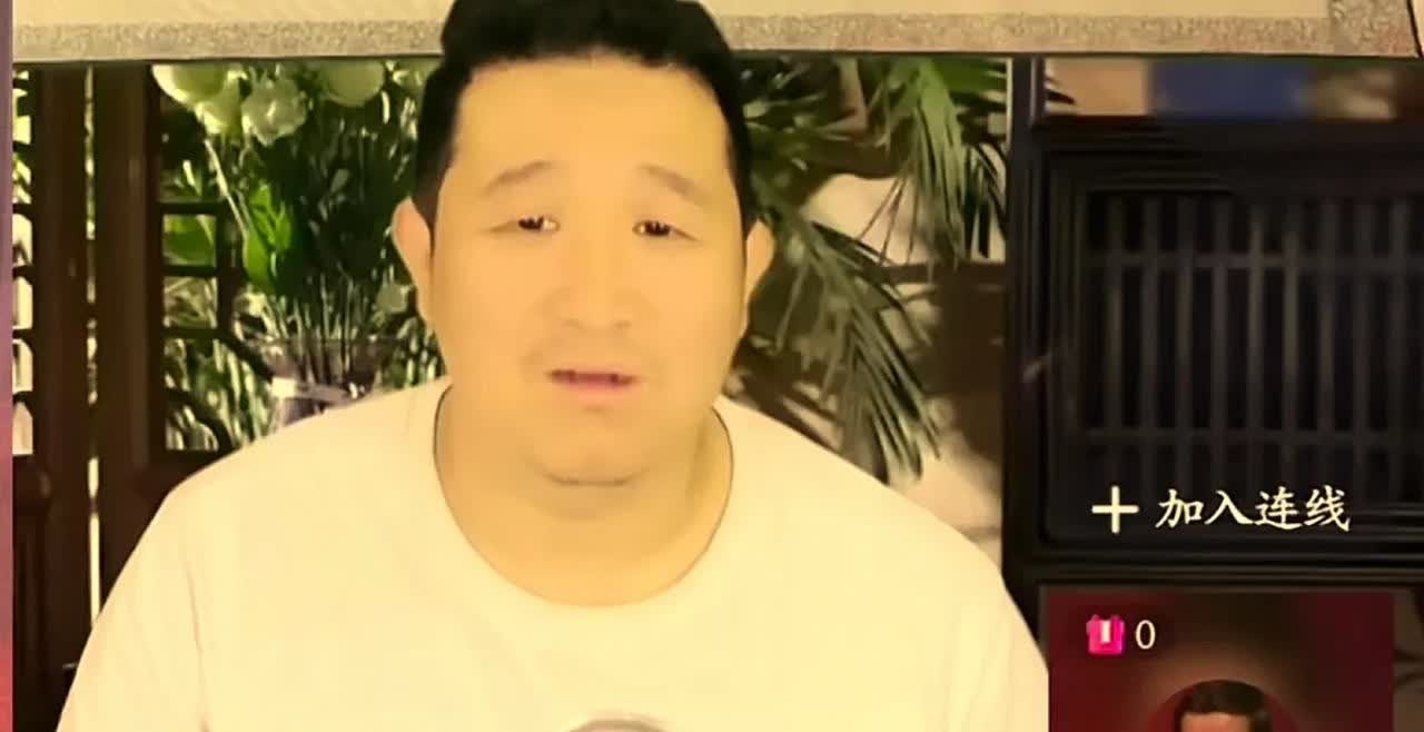 李铮再度开播神色憔悴，努批码字的不正常出现幻觉，劝马贵荣去找心理医生看看，还指出