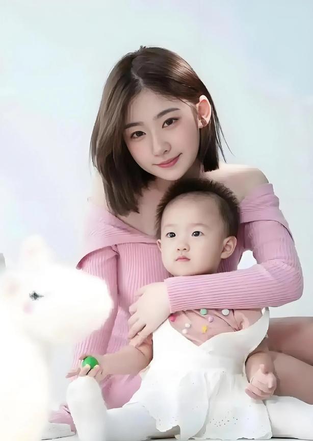 时间过得真快呀，万达长公主闪闪已经两岁了。
闪闪妈妈说，她自己靠卖美瞳把女儿闪闪