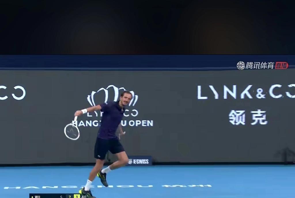 网球快讯，atp250杭州站比赛，我国前一哥吴易昺#吴易昺# 和俄罗斯前一哥梅德
