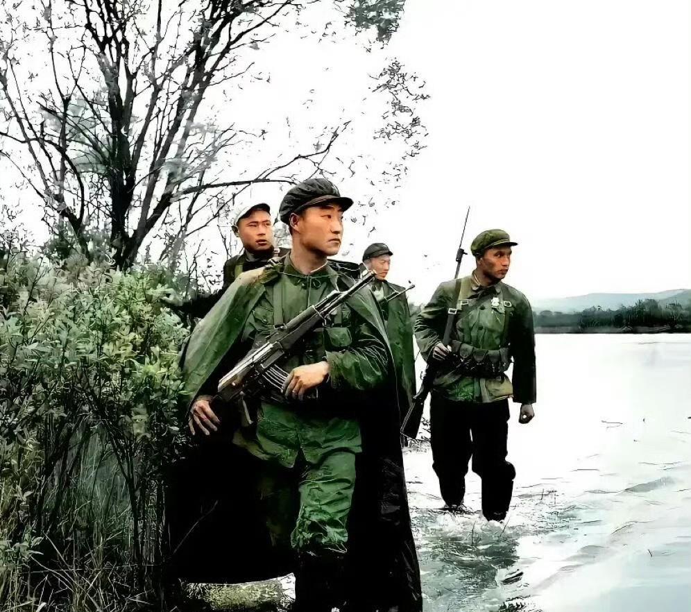 1969年珍宝岛冲突之后，中国边防的巡逻战士们，冒着特别冷的天气，在乌苏里江里蹚