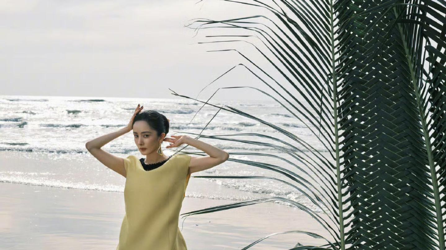 杨幂VOGUE封面美到失语！骑白马穿紫裙，把“女性力量”穿成现实童话