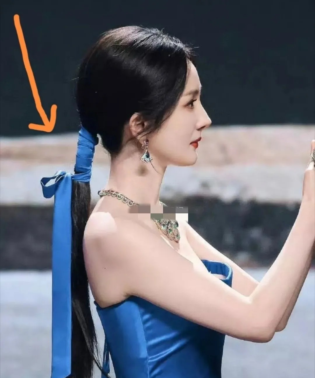 明星头发怎么可以扎的这么好看
颜值高身材好
果然不是谁都能当明星