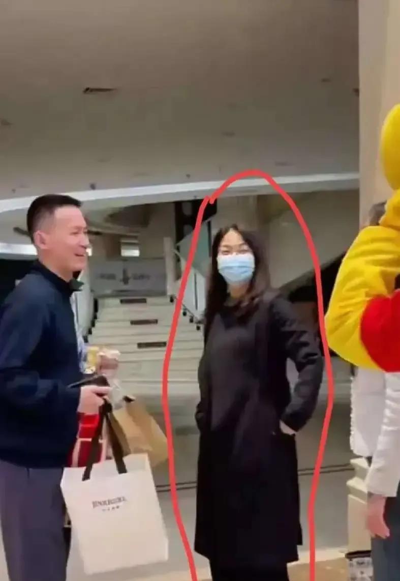 谢浩男爸爸官宣了，
谢浩男爸爸看样子是非要直播带货不可，
上次他发视频说要直播带