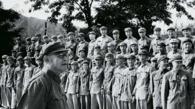 1976年毛主席病重，叶剑英前来探望，主席轻点其手背留下无声遗嘱