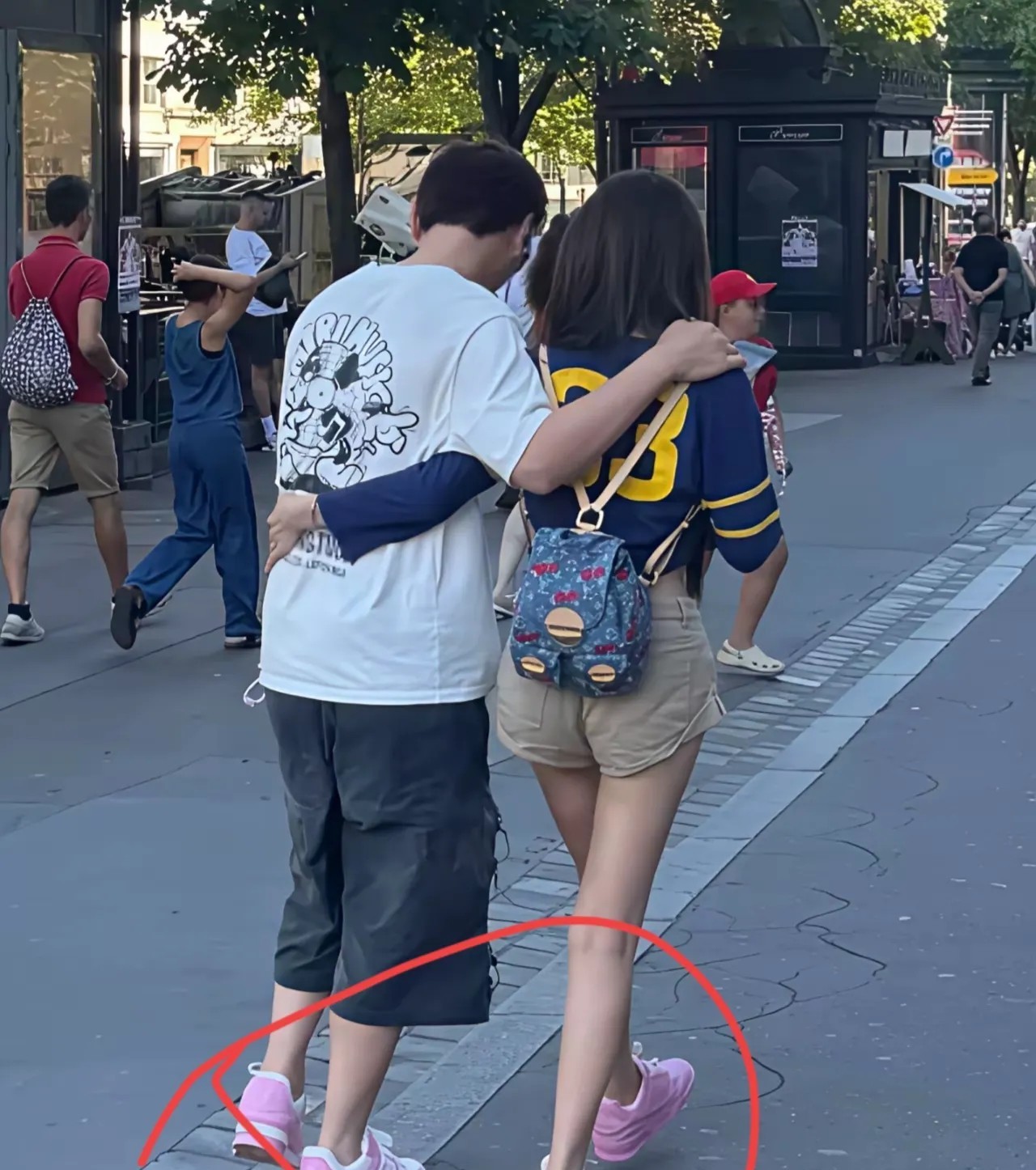 我想过王思聪对女朋友很大方
我也想过王思聪对女朋友不会出轨
但是我真没想到，王思