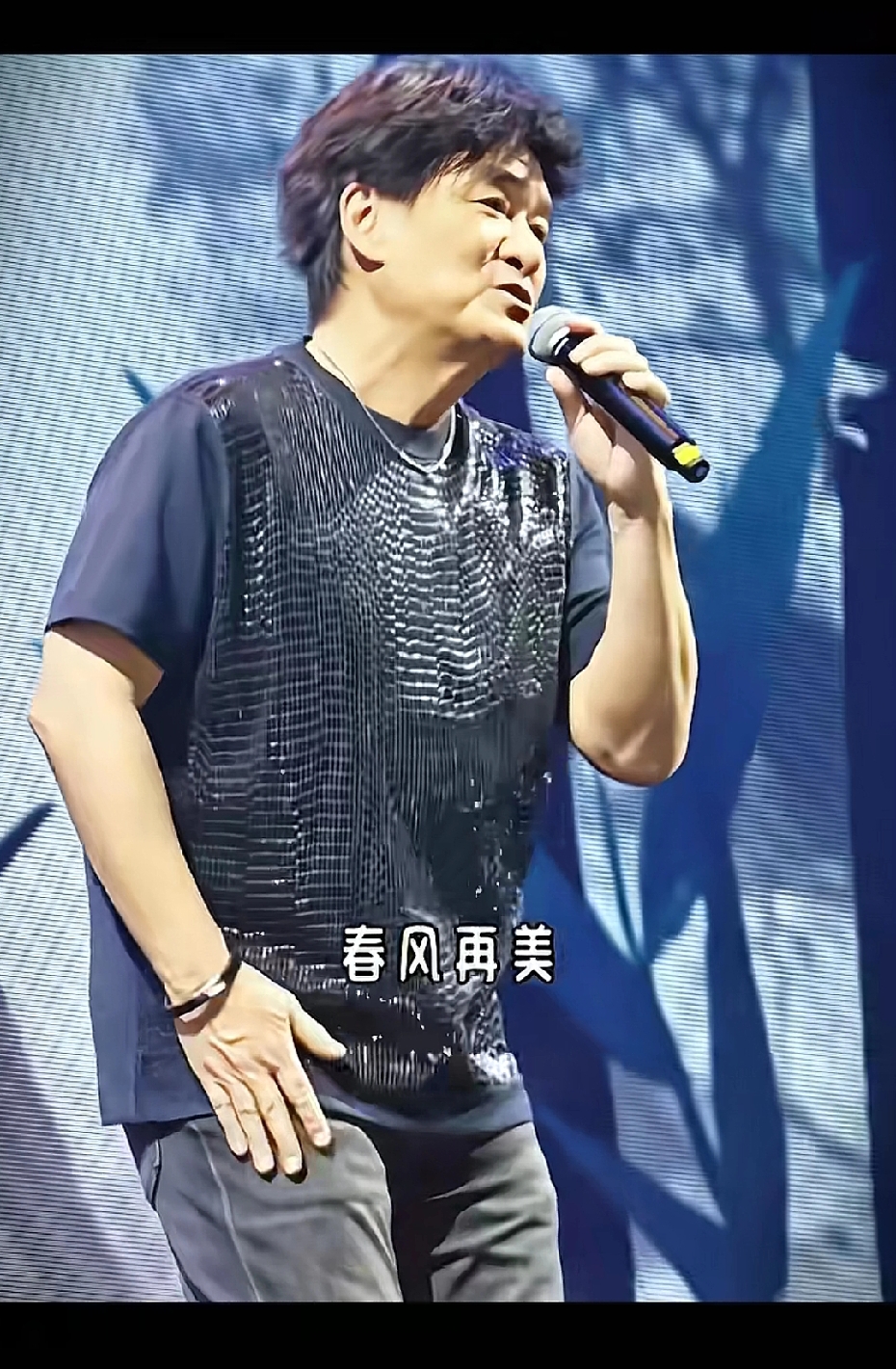 见周华健近照：歌未老，人已霜