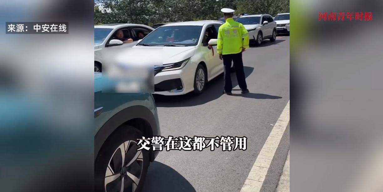 “必须严惩！”8月22日，山西，一男子开车在路上逆行妄图加塞，结果却没有一辆车愿
