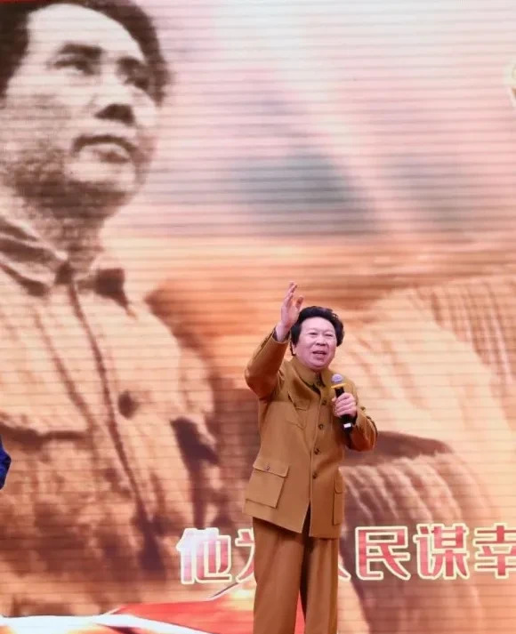 特型演员模仿毛主席引热议











什么？有人敢扮演毛主席？没错！这