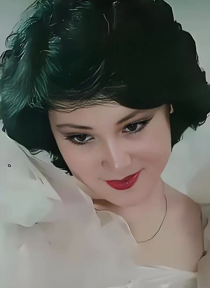 她京剧演员出身，是八七版《红楼梦》导演王扶林心中最像王熙凤的人选。举手投足足有八