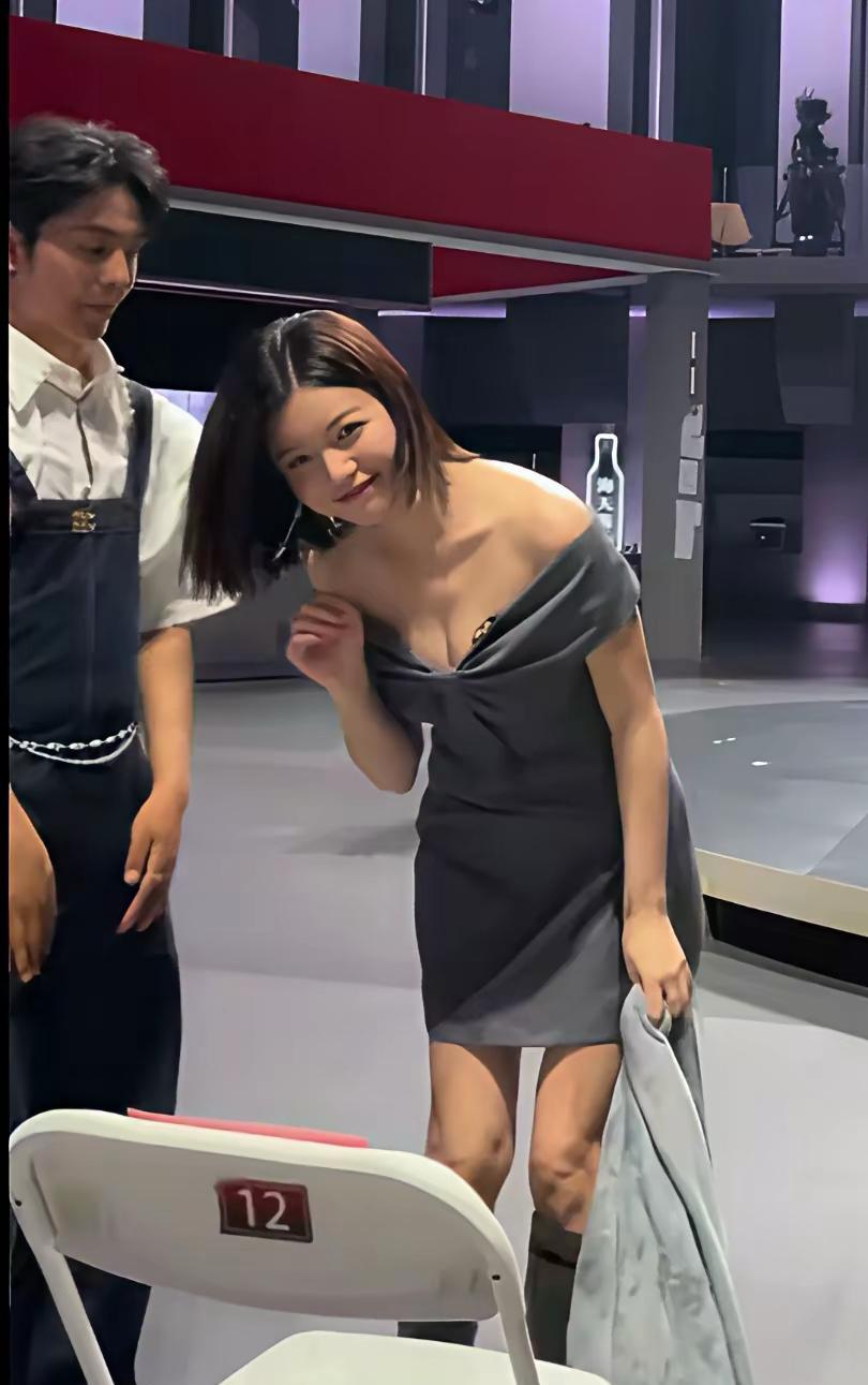 丁真偷瞄陈妍希登上了热榜，这属于男人的本能反应，只是偷瞄了一下，他并没有恶意，不