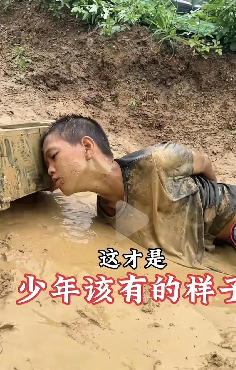 这是哪家的小孩，简直太燃了，这意志力将来长大了不得了。今天看见一段拍摄广西小狼兵