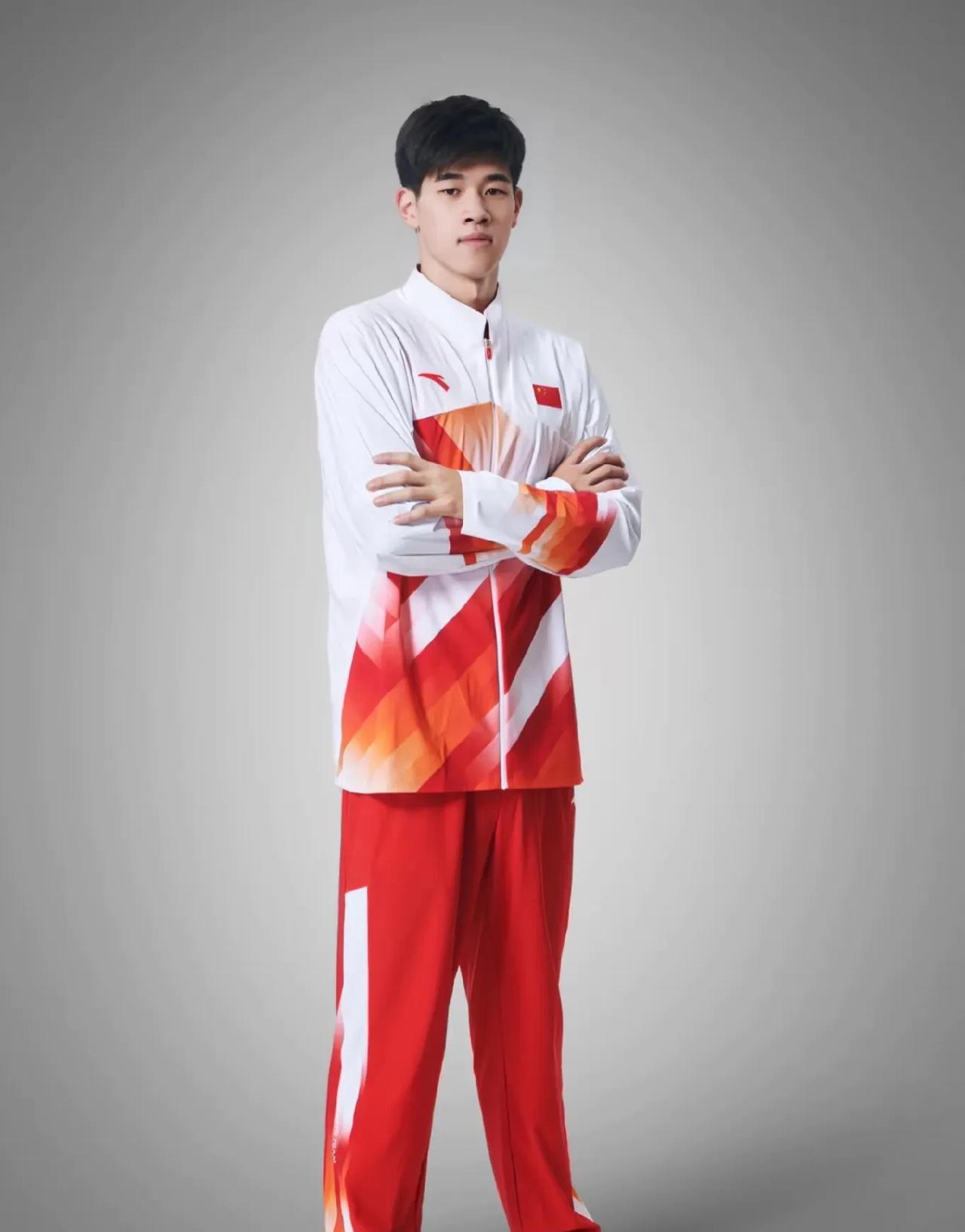 在2024年巴黎奥运会上，潘展乐大放异彩，成为了全球体育界的焦点。在男子100米