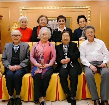 后排只认得谢芳和李谷一，前排左二满头银发的是著名声乐家郭淑珍，左三是歌唱家郭兰英