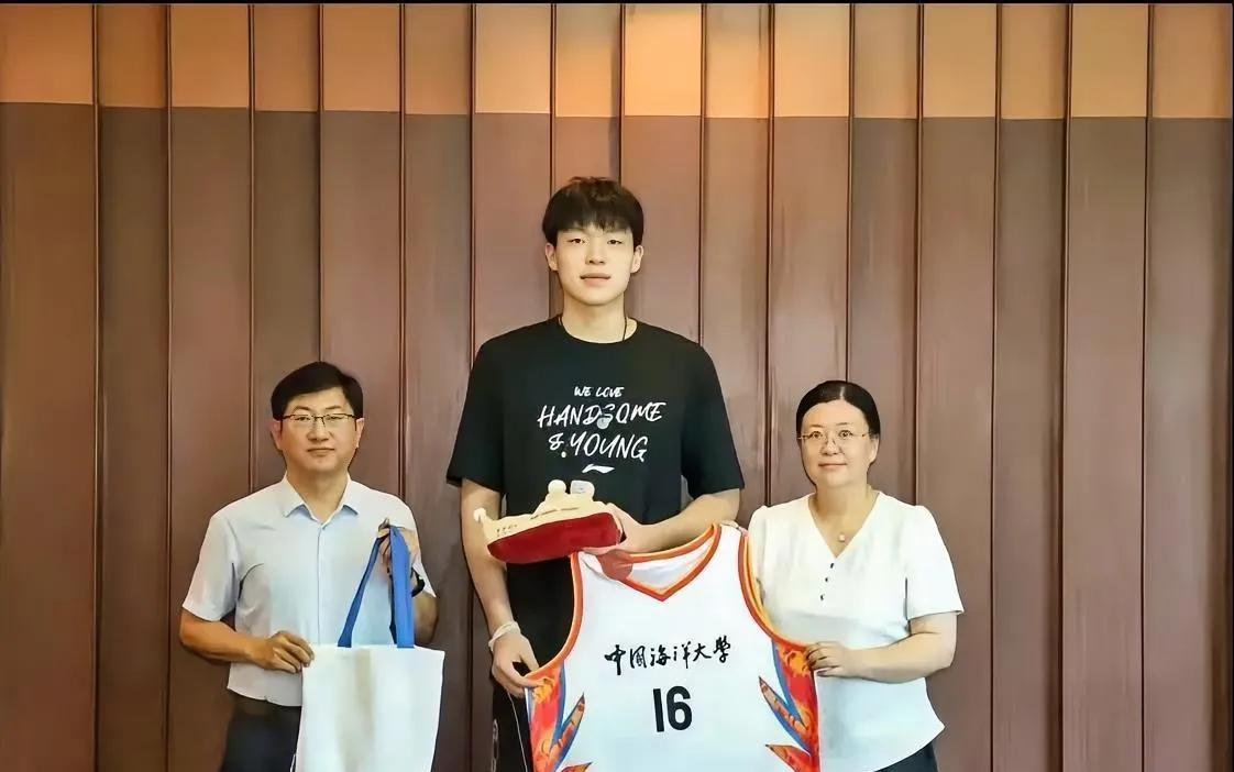 这下出名了！
不仅青岛，
全国人民都
知道了！
今天杨瀚森来到中国海洋大学领取了