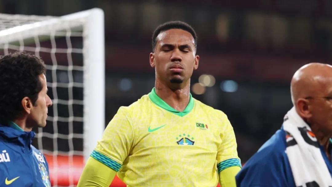 枪迷口吐芬芳？加布里埃尔友谊赛伤退！传枪手等豪门竞争新克罗斯