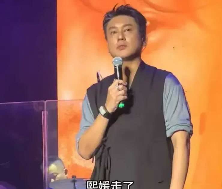 都散了吧！朱孝天开个人演唱会，其他F3送松鲜花！卡片上的字是亮点！他们一点也不计
