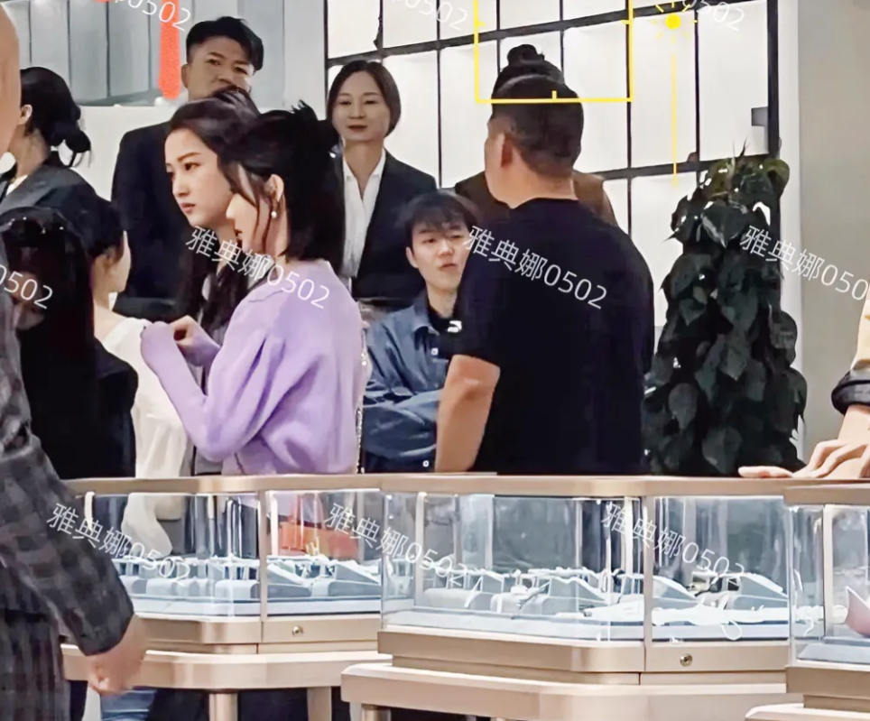 逛街偶遇关晓彤，本人脸小腿长，虽然个子高但却长了一张娃娃脸，梳着高马尾像个学生一