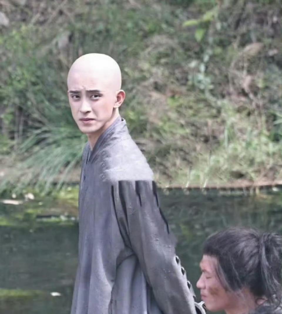 剧组皮套都这么逼真吗？一扭头都看见褶了