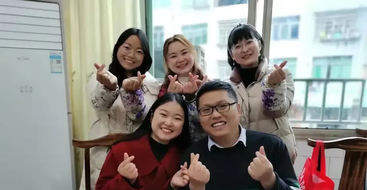 这就是嫁给爱情的样子。[呲牙]

珠珠说，可能是看穿越小说看多了，如果穿越了