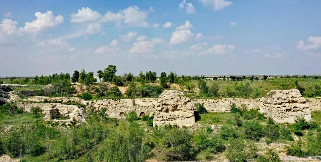 宁夏长城不论是早期长城还是明代长城，主要使用的建造材料都是以土为主，很少有石材。