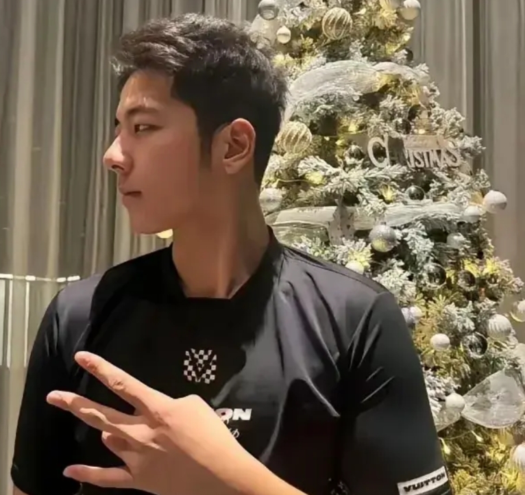 郭涛儿子，赵文卓儿子。
郭涛长的不好看但挺爷们，儿子又帅又高还挺男人，这个颜值已