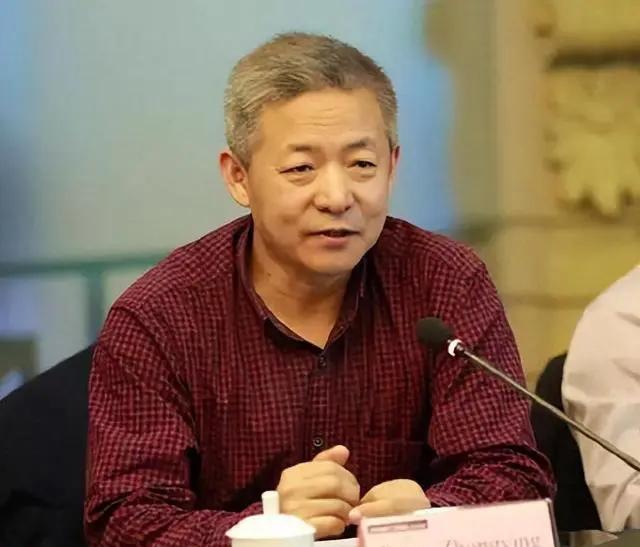 “中国应该学习日本，让美国保护中国！”2016年中国著名教授庞中英断言道，他还曾