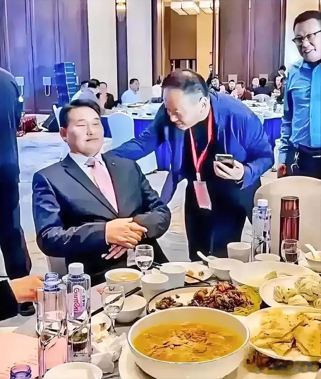 这个人，相信你应该认识他，大名鼎鼎，名利双收，他就是朴实无华的“大衣哥”朱之文。