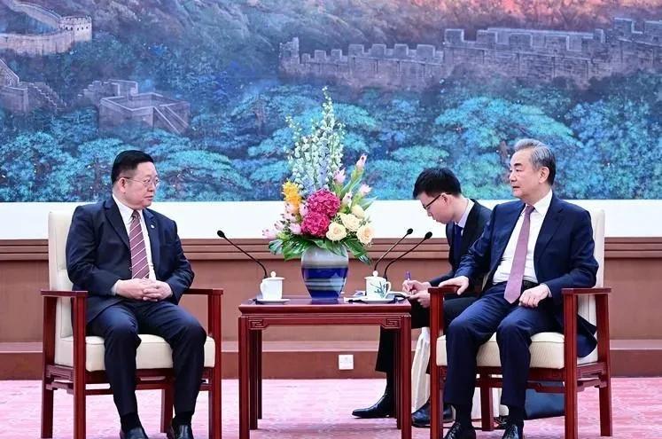柬埔寨想两边通吃，请中美驻柬大使，前来协商解决泰柬冲突问题。
据媒体消息，昨天7