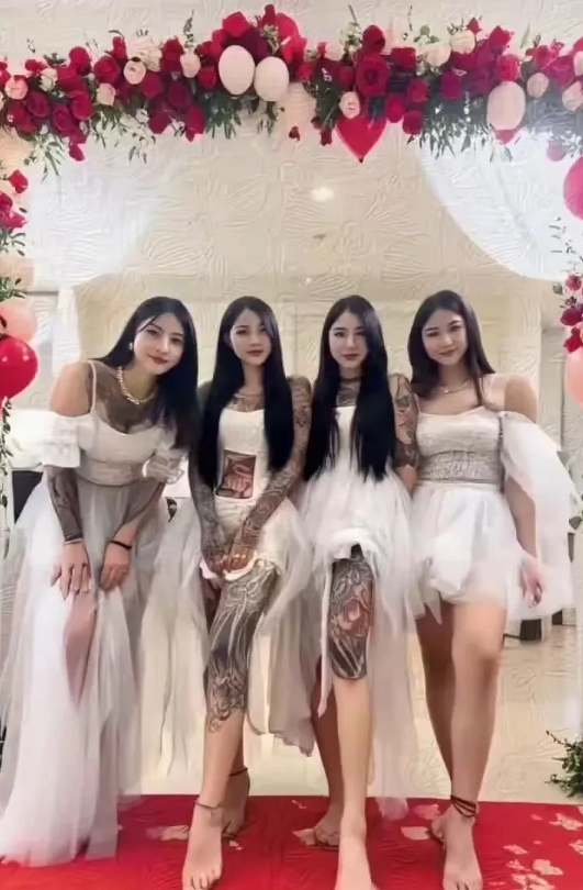 山东青岛，有一对新人结婚，结婚当天，新娘子邀请了她四位好闺密前来当伴娘，这几位伴