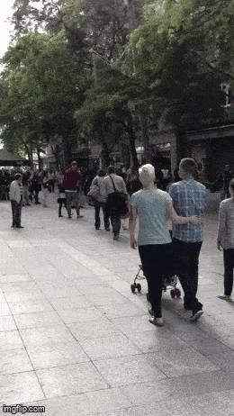 这车是干什么用的？感觉车上的人好像不是真人，似乎是两个机器人，这车也没有轱辘，它