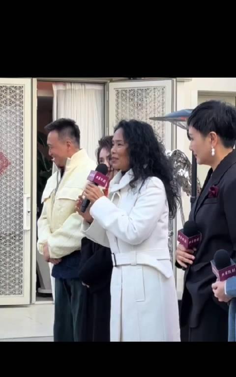 62岁韦唯跟63岁的张凯丽同框，差距一目了然，这些年一人养育三个儿子的确不容易，