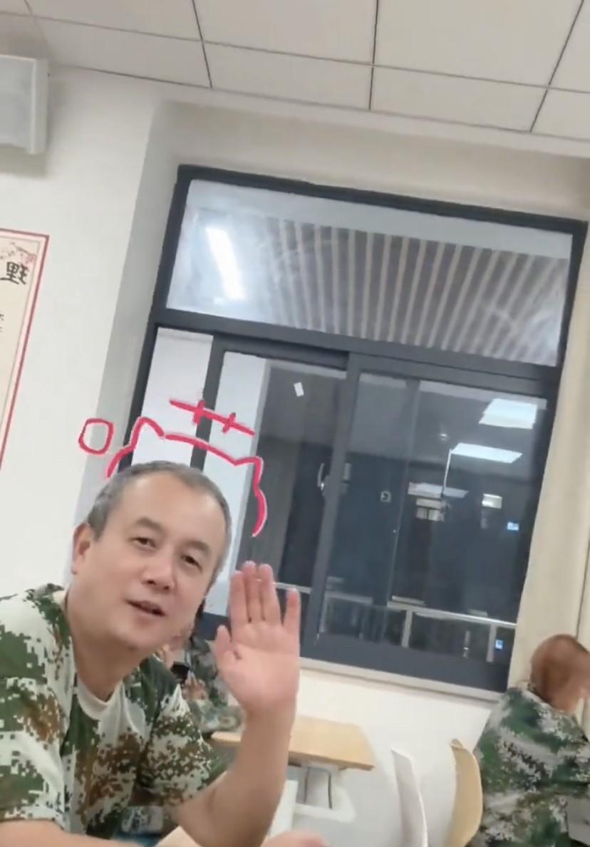 60岁大爷成为大一新生，跟二次元美女合影毫无违和感，军训也和同学打成一片。能当同