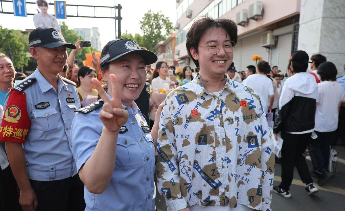 高考收官日，警服下的母爱与守候。



六月十日，骄阳似火，2025年全国高考的