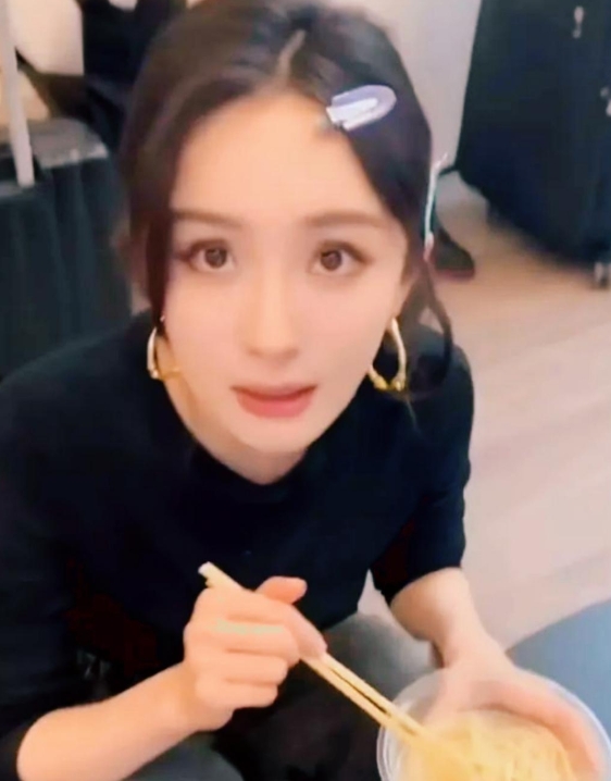 杨幂应该是有意向接到“好饼”，要不黑热搜不会满天飞。
杨幂只是展示了Labubu