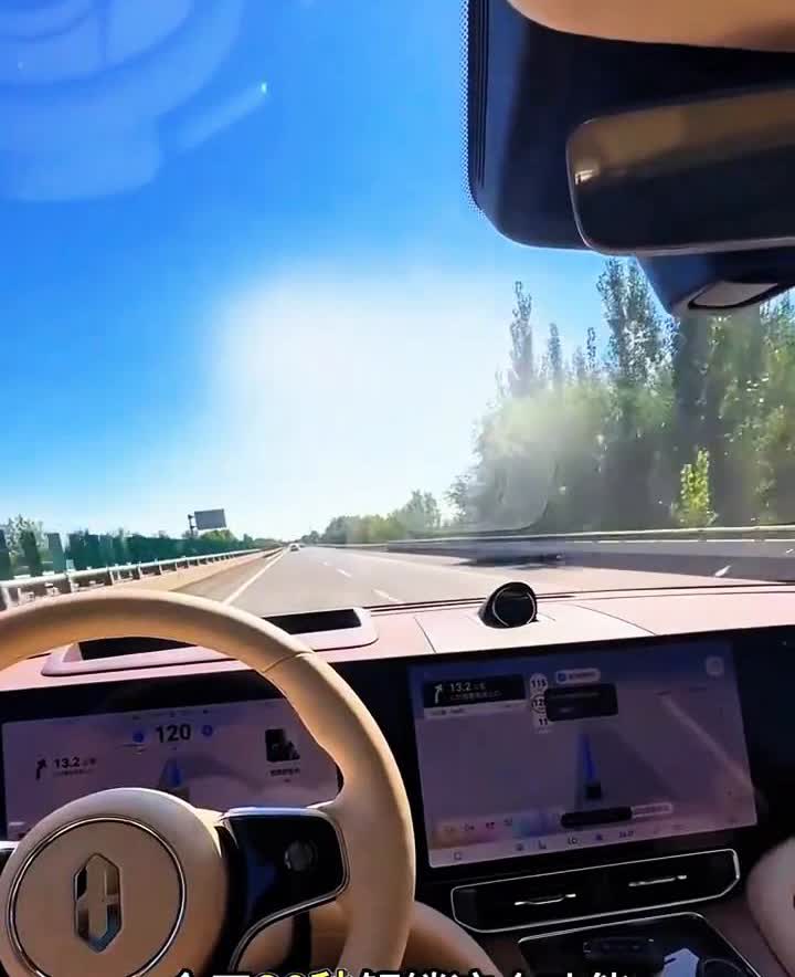 问界汽车突然自动锁死。
去便利店买水刚走10米问界m9突然自动锁死，今天30秒