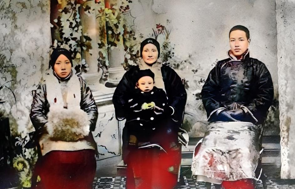 蒋介石与毛福梅罕见同框照片：年轻的蒋介石与发妻毛福梅分坐在两边，蒋母王采玉怀抱孙