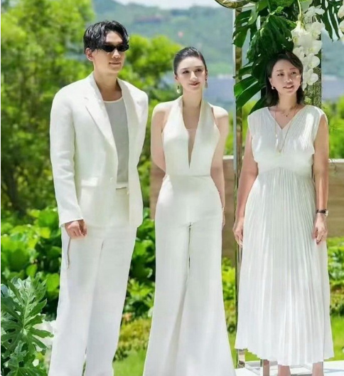 黄奕挨着Rain站，一下成韩剧女主了 ​​​