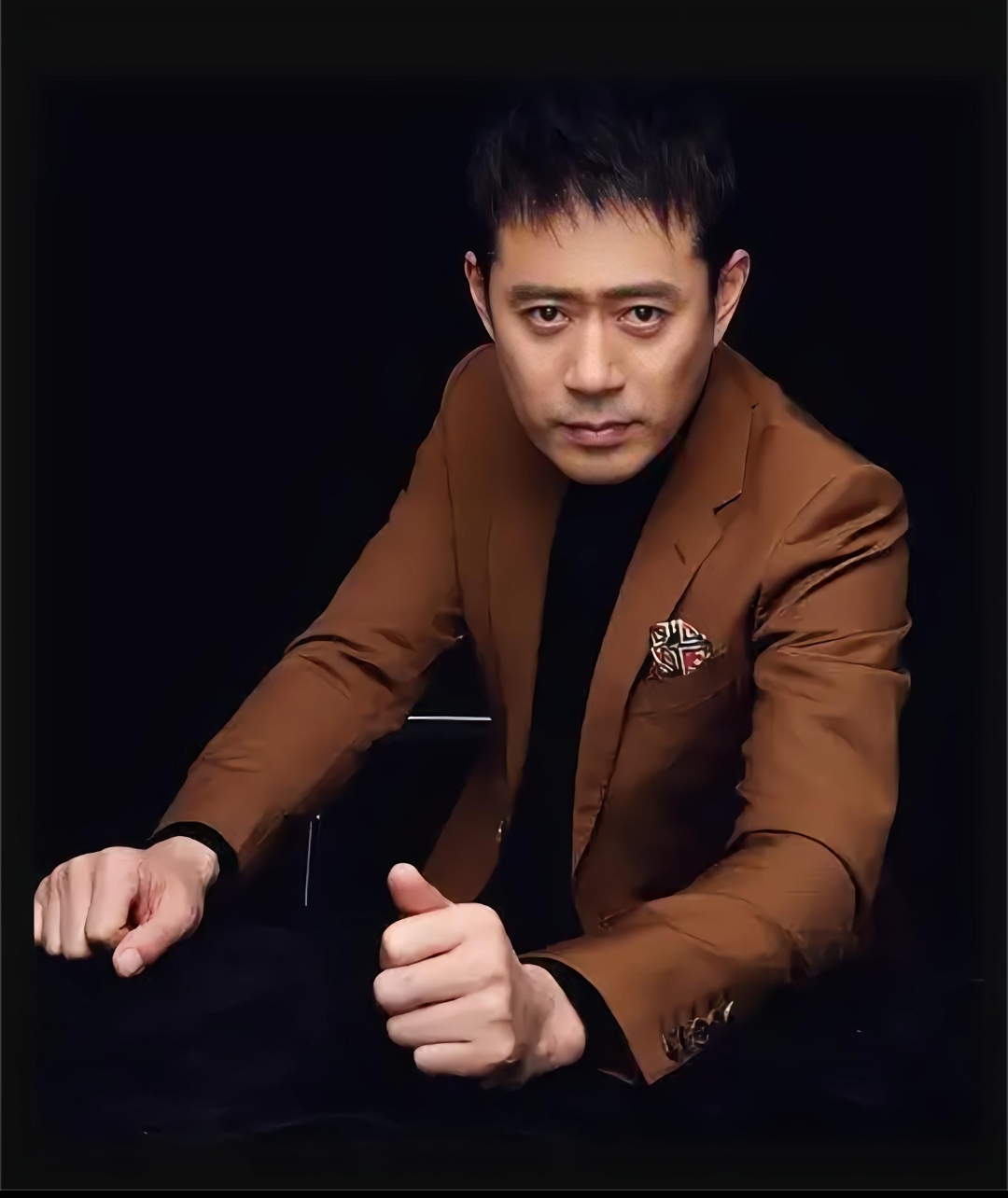 53岁刘钧现状：住北京郊区别墅，一直未婚与小猫作伴，自己做饭吃